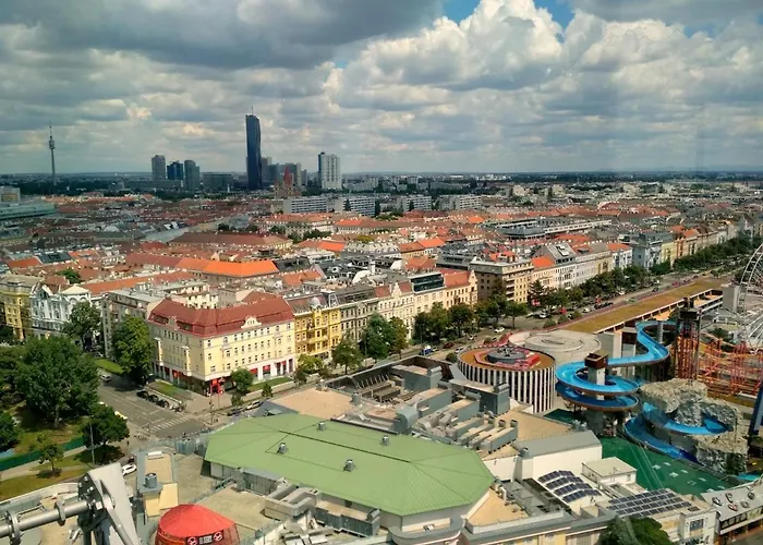 Apartment Center ! 3 Stops Away From The Center Of Vienna! *